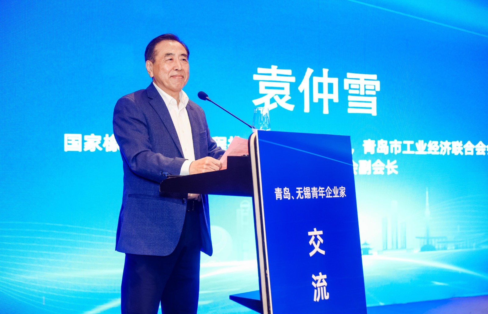 袁會(huì)長(zhǎng)祝酒.jpg 袁會(huì)長(zhǎng)祝酒.jpg